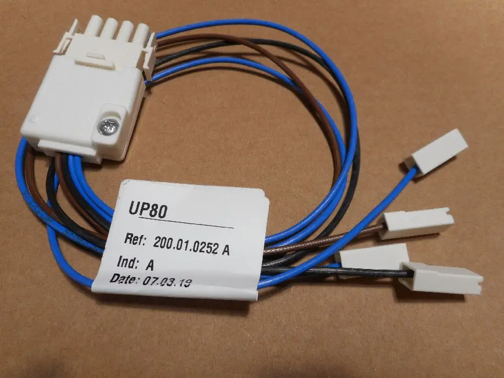 Kabelbaum mit mehreren Anschlüssen und einem weißen Stecker von Remeha, verbunden durch blaue und braune Drähte, montiert auf einem braunen Hintergrund.